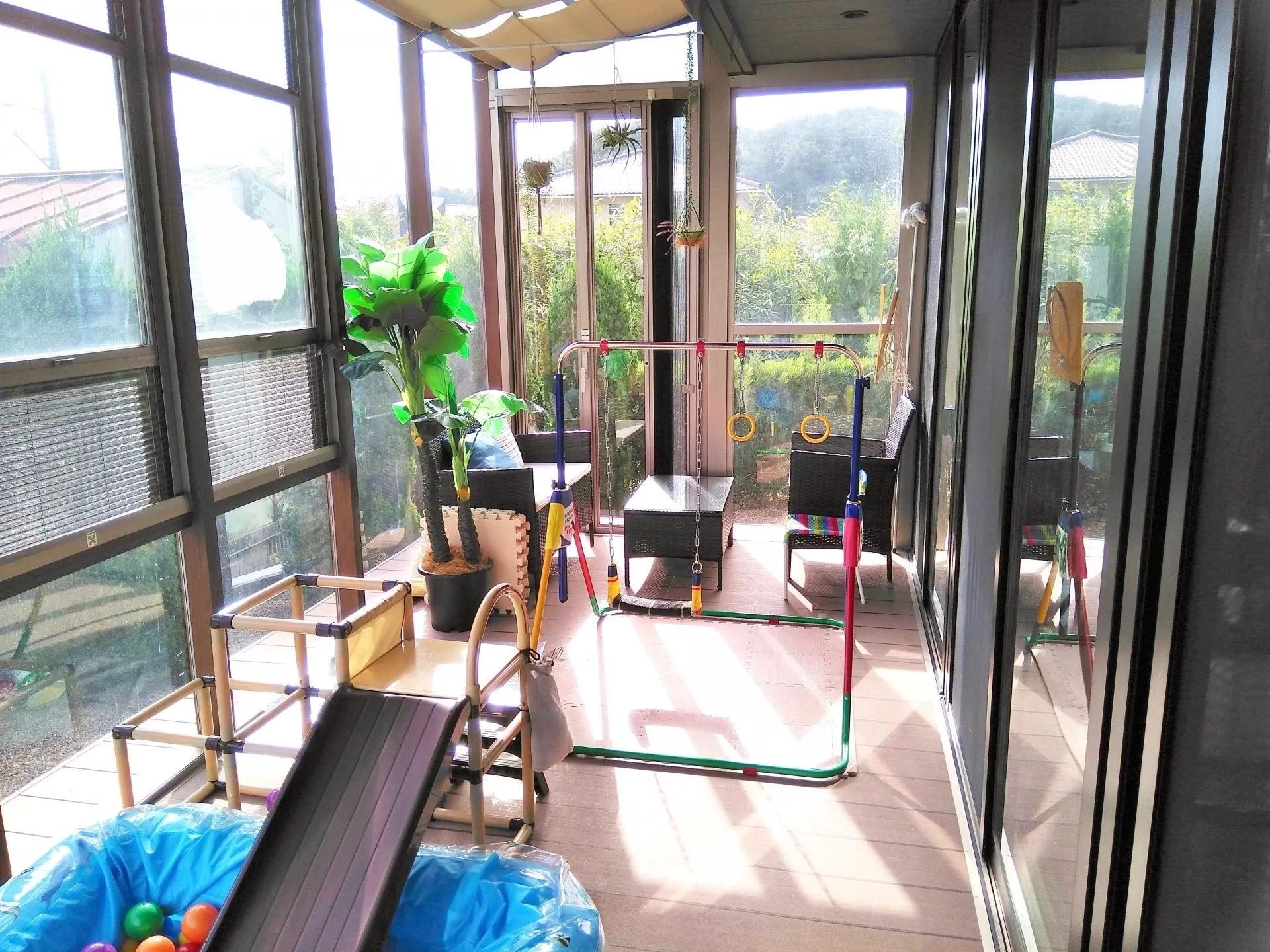 窓ガラスフィルムで東京都サンルームの暑さ対策と快適な夏の暮らしを実現する方法