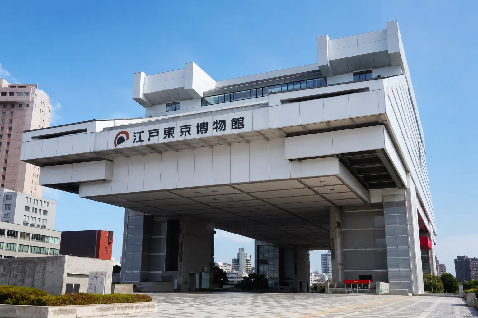 【公共建物】江戸東京博物館 展示ケースへの反射低減フィルム施工