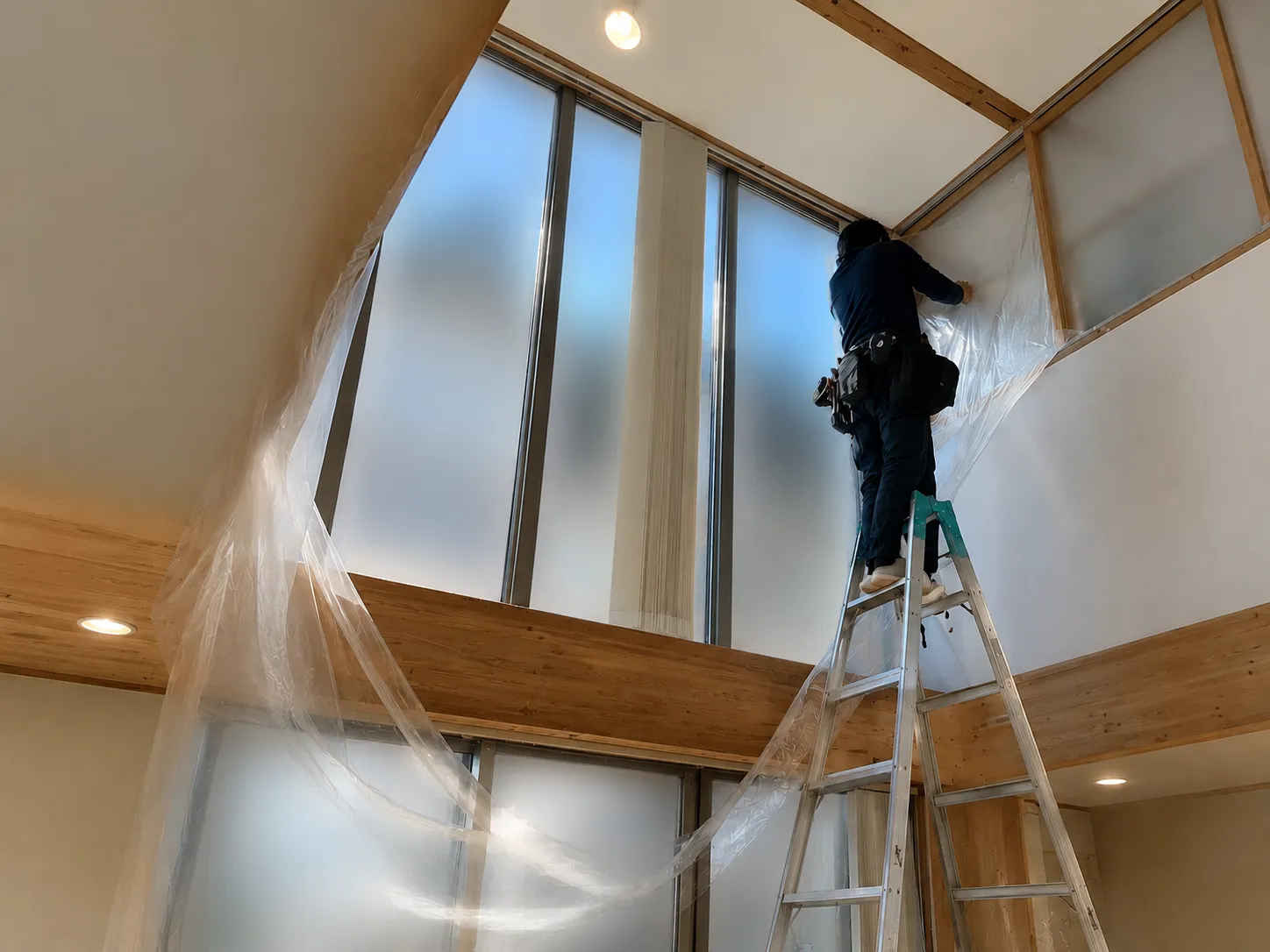【戸建て】吹抜け窓への目隠しフィルム施工
