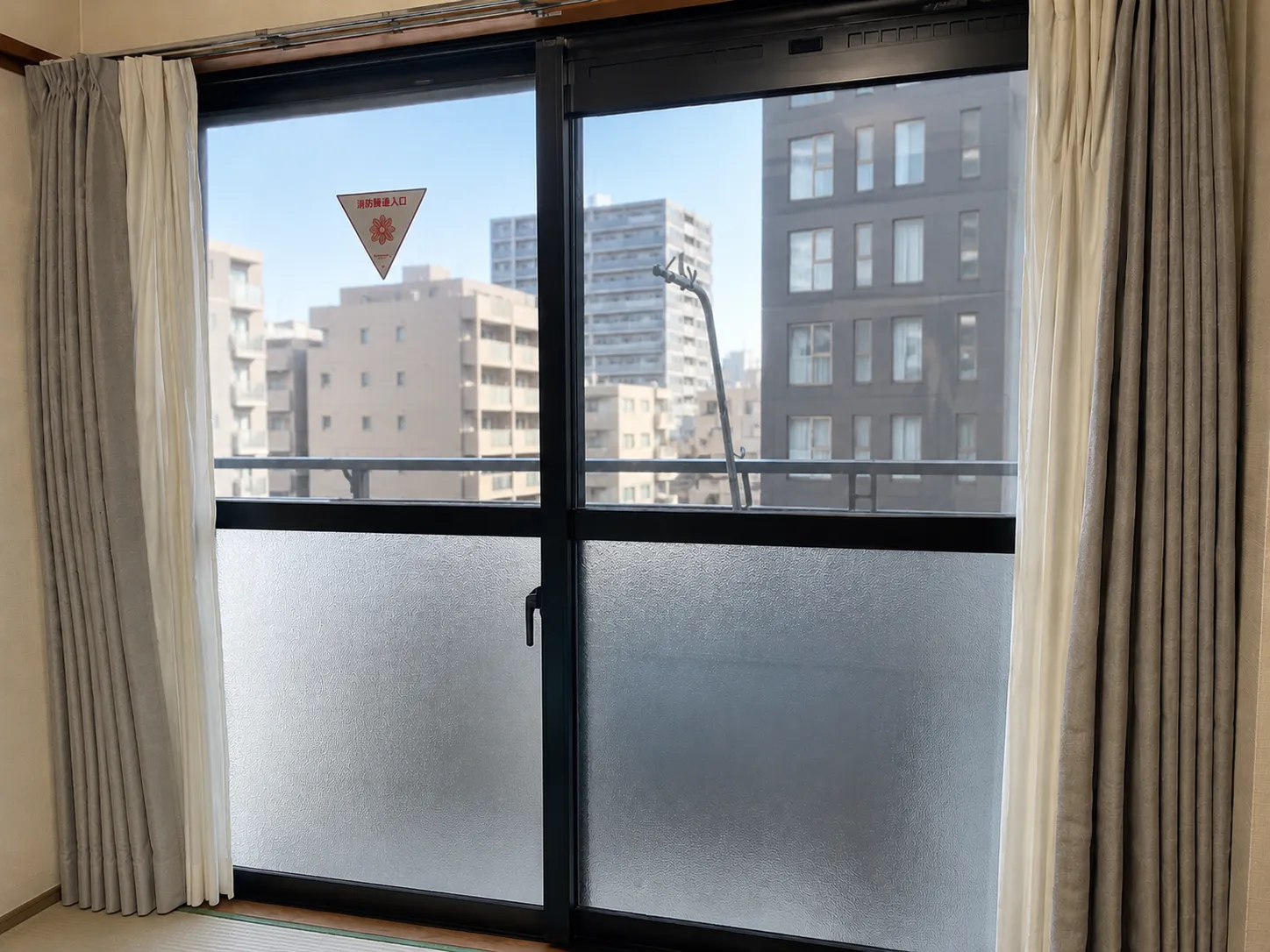 【集合住宅】赤い三角マークの窓にも飛散防止フィルムは施工できます。