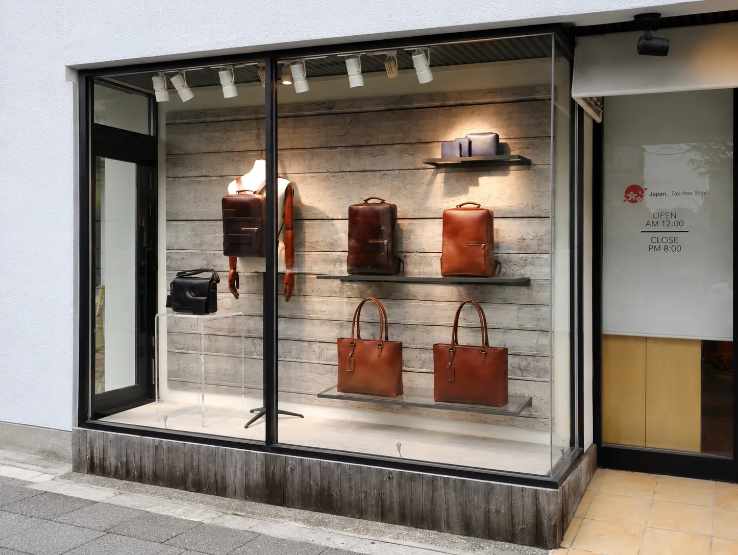 【店舗】店舗ショーケースへ高領域UVカットフィルム施工